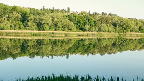 Prachtig uitzicht op de blauwe meer en de bergen — Stockvideo