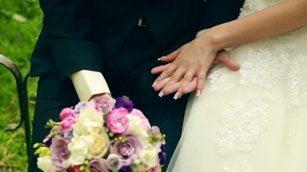 Nevěsta a ženich se drží za ruce