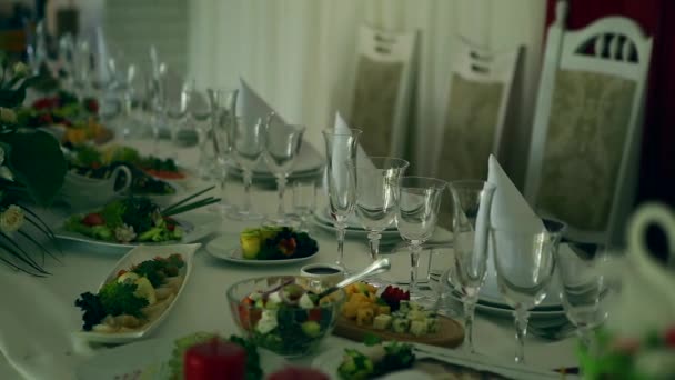 Detailaufnahme von elegant servierten Tisch im Freien. — Stockvideo