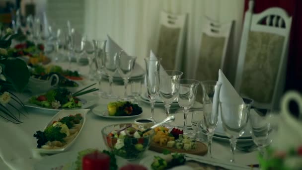 Close-up detail van elegante serveertafel buiten. — Stockvideo