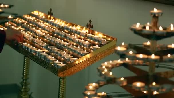 Свічки в церкві — стокове відео