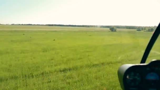 Uitzicht vanuit de cabine van de helikopter tijdens de vlucht — Stockvideo