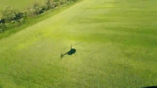Uitzicht vanuit de cabine van de helikopter tijdens de vlucht — Stockvideo