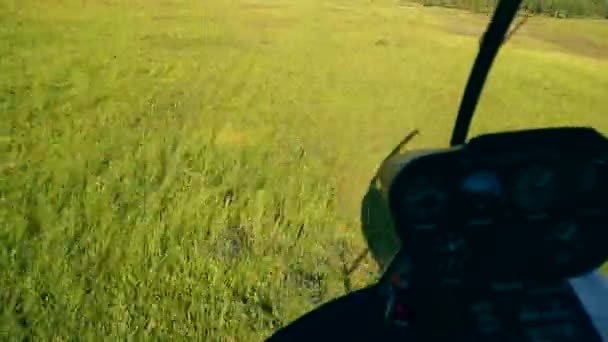 Vista da cabine de helicóptero durante o voo — Vídeo de Stock