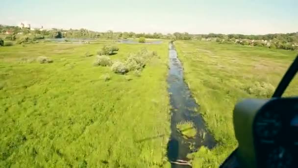 Vista desde la cabina del helicóptero durante el vuelo — Vídeo de stock