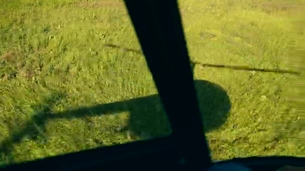 Blick aus der Helikopterkabine während des Fluges — Stockvideo