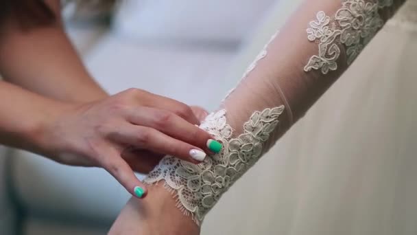 Demoiselle d'honneur fait nœud papillon sur le dos des mariées robe de mariée — Video