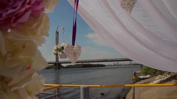 Hermosa decoración de la boda con rosas y un lujoso ajuste de mesa — Vídeo de stock