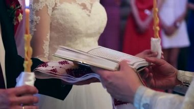Düğün kilise, gelin ve damat. Düğün töreni. Gelin ve damat ile kilisede mumlar.