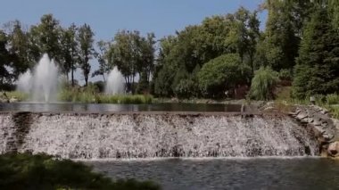 Taş A küçük nehir ile el yapımı Barajı