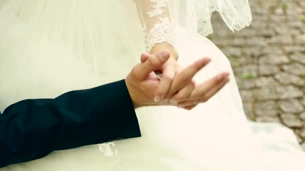 Thème de mariage, tenant les mains jeunes mariés — Video