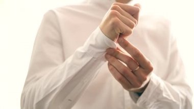 O resmi giyim giyinmiş gibi kol üzerinde koyarak bir damat