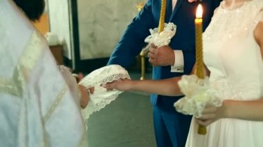 geleneksel Ukrayna düğün töreni nazik mutlu muhteşem çift, eski kilise