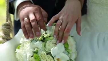 Gelin ve damat el ele tutuşuyorlar.
