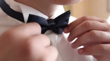 Onun papyon siyah kravat takmış bir beyefendi Close-Up düzeltiyor.