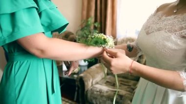 nedime elbise gelin yardımcı oluyor