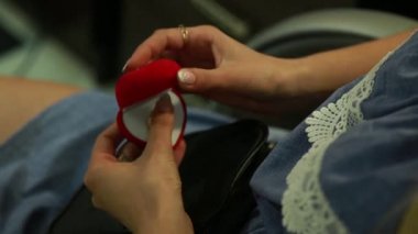 Güzel kadın mükemmel manikür kalp tutan elleriyle nişan yüzük kutusu şeklinde