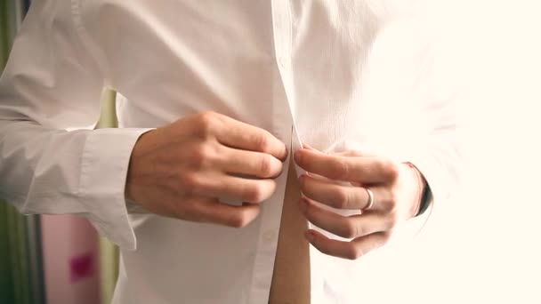 Un marié portant des boutons de manchette alors qu'il s'habille en tenue de cérémonie — Video
