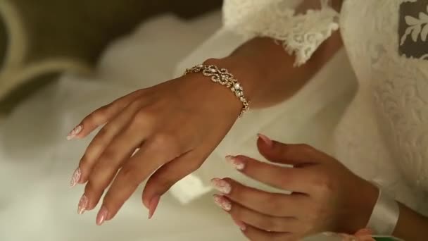 Damigella d'onore sta aiutando la sposa a vestirsi — Video Stock