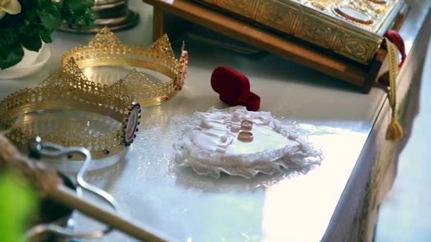 Anillos de boda en el altar de la iglesia — Vídeos de Stock