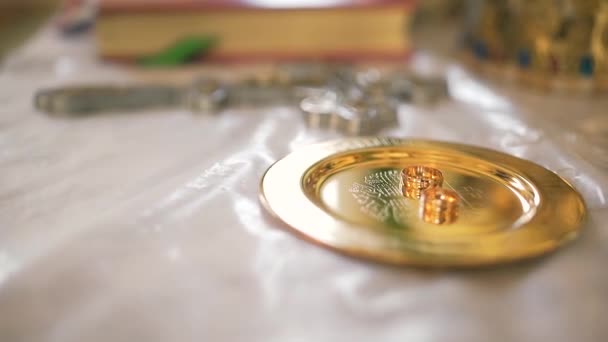 Anillos de boda en el altar de la iglesia — Vídeos de Stock