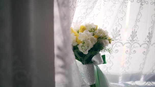 Ramo de flores de boda sobre un fondo uniforme — Vídeos de Stock