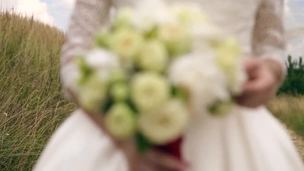 Bonito ramo de bodas en mano de novias — Vídeos de Stock