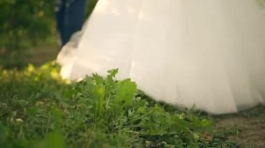 Gelin ve damat yeşil çim ayak