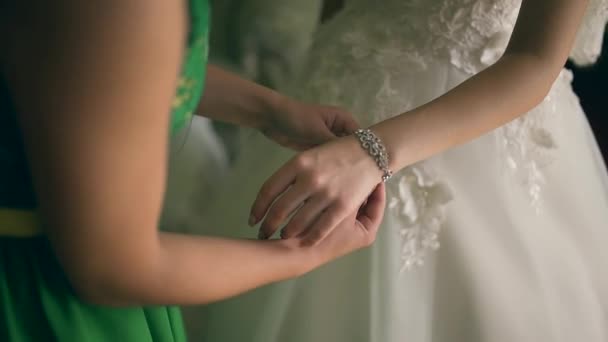 Bridesmaid допомагає нареченій одягатися — стокове відео