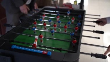 Langırt masasında oynayan ellerin yakın çekimi