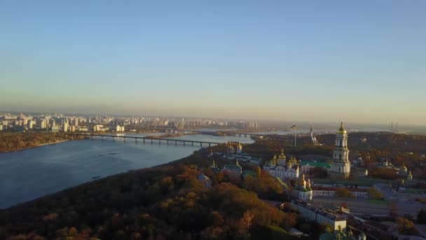 Aero, Kiev, outono, Parque de Glória, Ponte Metro, Pechersk Lavra — Vídeo de Stock