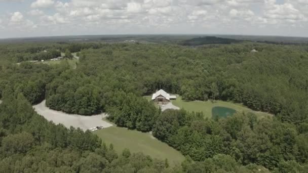Flygfoto: stort hus i skogen mot bakgrund av en molnig himmel — Stockvideo