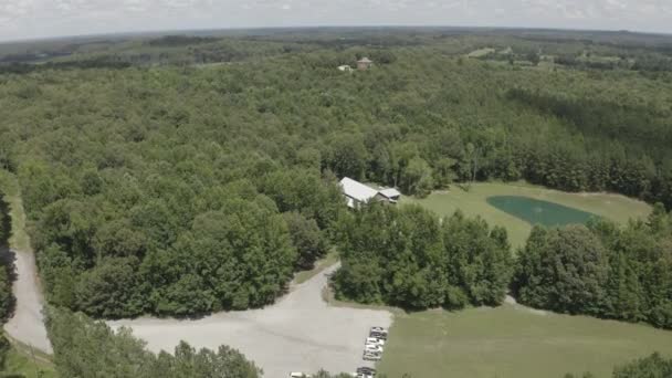 Pemandangan udara: rumah besar di hutan dengan latar belakang langit yang mendung — Stok Video