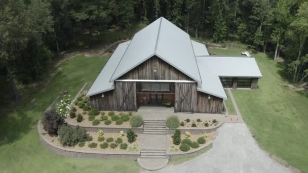 Flygfoto: stort hus i skogen mot bakgrund av en molnig himmel — Stockvideo