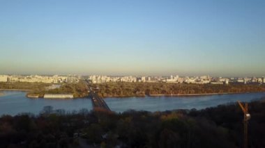 Hava manzaralı. Kyiv Sonsuz Zafer Parkı, Metro Köprüsü, Dinyeper Nehri. Günbatımı, 2020 Sonbaharı