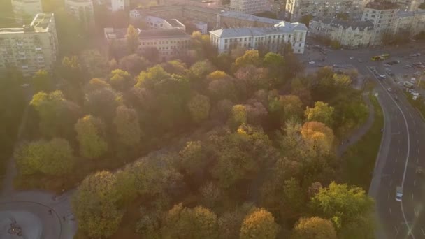 Vue aérienne. Kiev Le Parc de la Gloire Éternelle, Pont Metro, Rivière Dniepr. Coucher de soleil, automne 2020 — Video