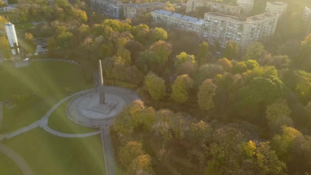 Vista aérea. Kiev O Parque da Glória Eterna, Ponte Metro, Rio Dnieper. Pôr do sol, outono 2020 — Vídeo de Stock