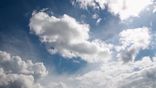 Timelapse. Grands nuages blancs sur fond de ciel bleu — Video