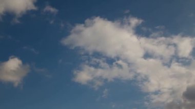 Timelapse. Büyük beyaz bulutlar mavi gökyüzü arka plan üzerinde