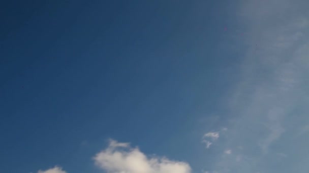 Timelapse. Velké bílé mraky na pozadí modré oblohy — Stock video
