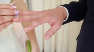 gelinler parmağında alyans koyarak mamülleri el