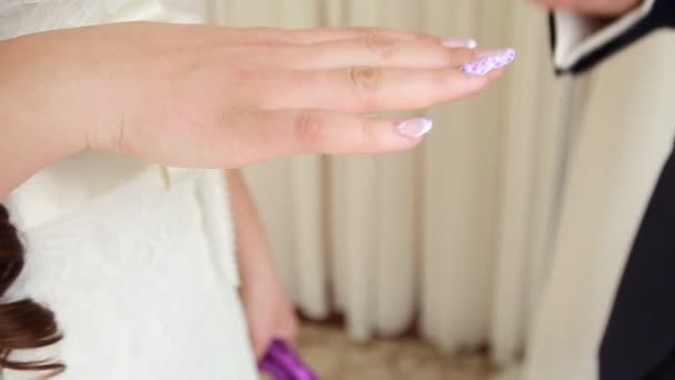 Noivos mão colocando um anel de casamento no dedo noivas — Vídeo de Stock