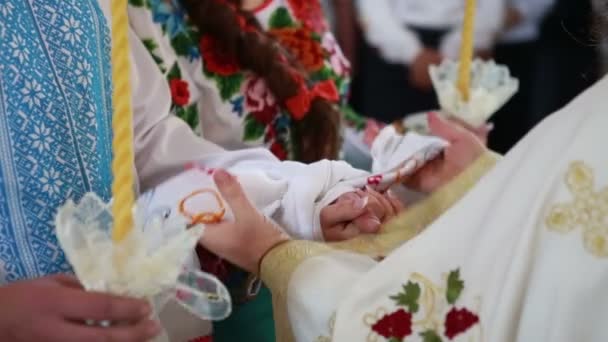 Fijación de toallas de mano en la iglesia — Vídeos de Stock