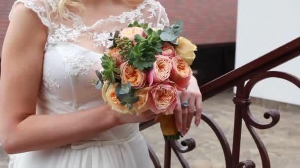 Primer plano de las manos de la novia con un hermoso ramo de bodas — Vídeos de Stock