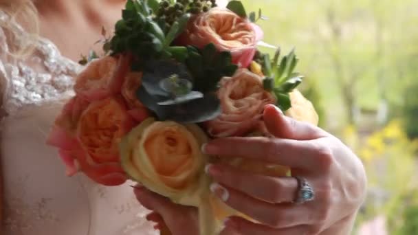 Close-up de mãos de noiva segurando lindo buquê de casamento — Vídeo de Stock