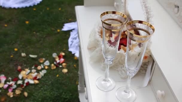 Close up van detail op bruiloft ontbijt eettafel instelling met champagneglazen. — Stockvideo