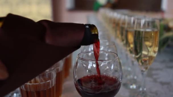 Vinho tinto derramando em copo de vinho, close-up — Vídeo de Stock