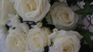 beyaz gül buketi düğün tutan gelin