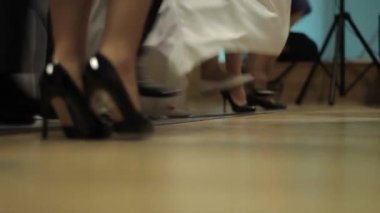 Erkek ve kadın dansçı renkli bacaklar.