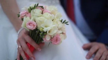 Gelin ve damat güzel düğün buketi halkaları ile elleri